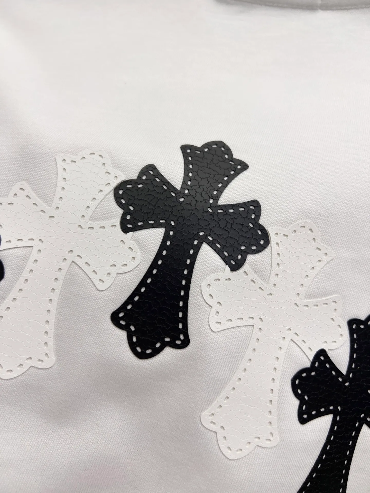 🅿️190 CH Crow 2025 Autumn and Winter New Short-sleeved T-shirt Cross leather craft Customized hardware metal + Middle Eastern Australian diamond design craft The real thing is great🔥Same style for men and women, loose version Size S M L XL XXL Five sizes black white